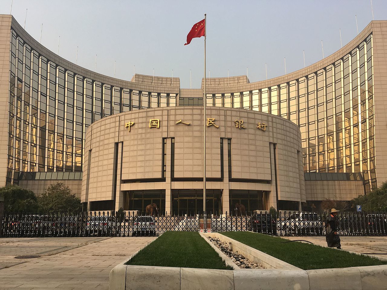China, die zweitgrösste Volkswirtschaft der Welt, ist nach eigenen Angaben kurz davor, eine eigene Kryptowährung herauszugeben. Eine Einführung stehe "kurz bevor", sagte Mu Changchun, Vizedirektor für den Zahlungsverkehr in der chinesischen Notenbank, am Wochenende auf einer Konferenz in Yichun in der Provinz Heilongjiang.