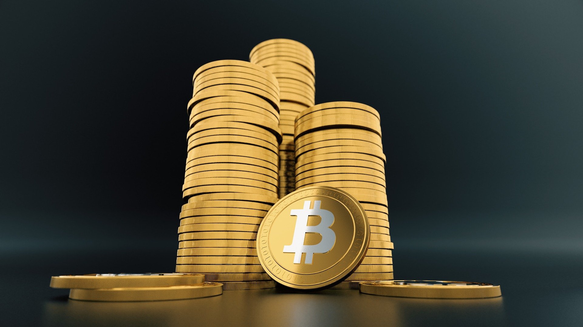 Drei Münzstapel, die eine physische Form des Bitcoins darstellen sollen