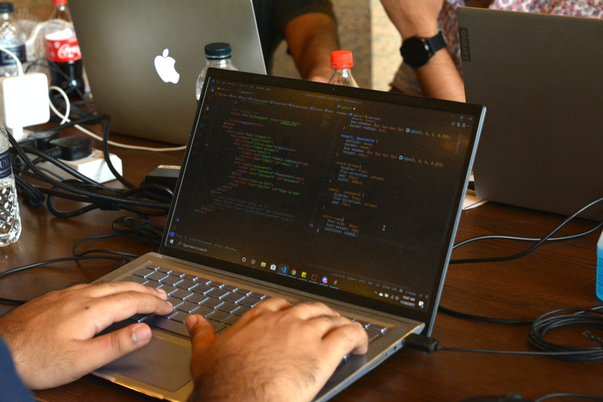 Ein Hackathon ist eine kollaborative Soft- und Hardwareentwicklungs­veranstaltung. Alternative Bezeichnungen sind „Hack Day“, „Hackfest“ und „codefest“.